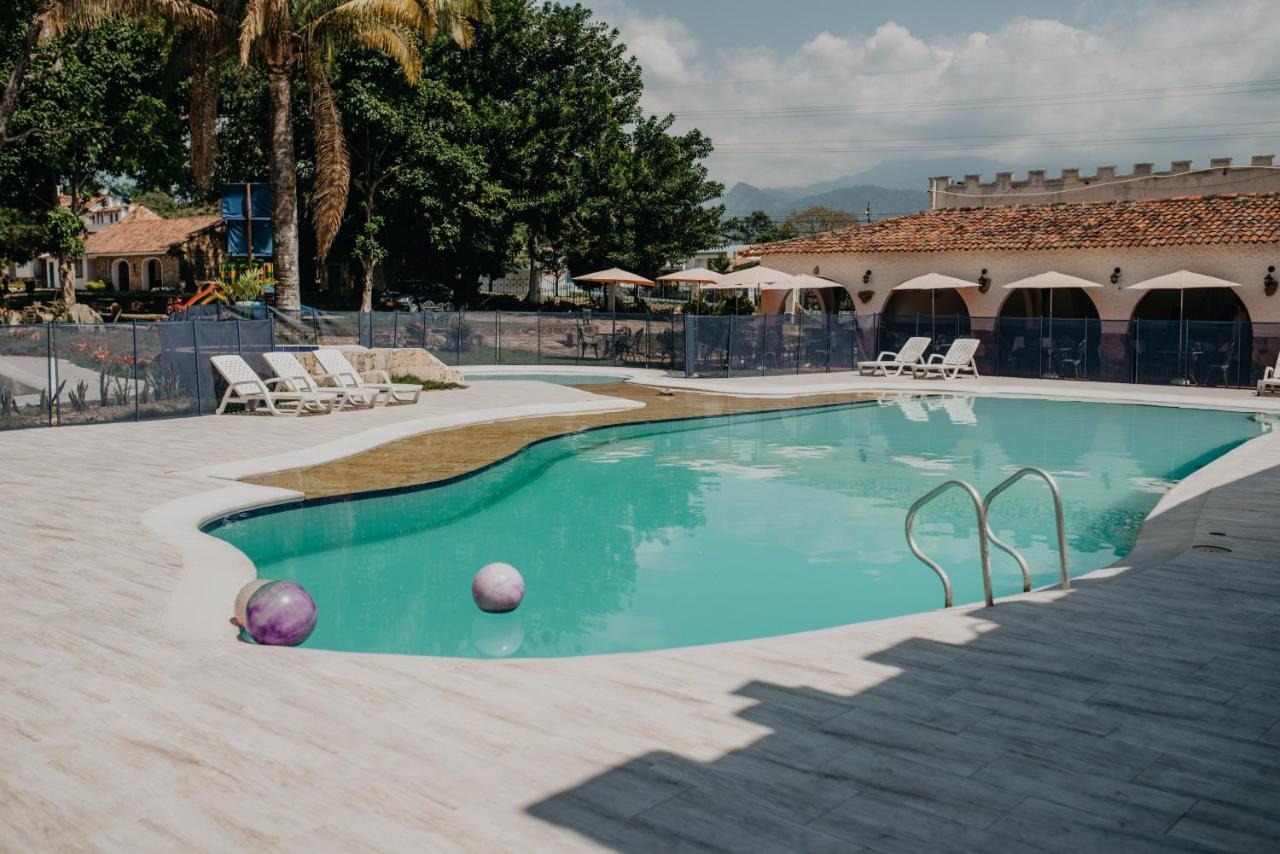 Hotel El Castillo Chinauta Ngoại thất bức ảnh