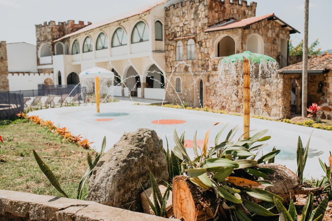 Hotel El Castillo Chinauta Ngoại thất bức ảnh