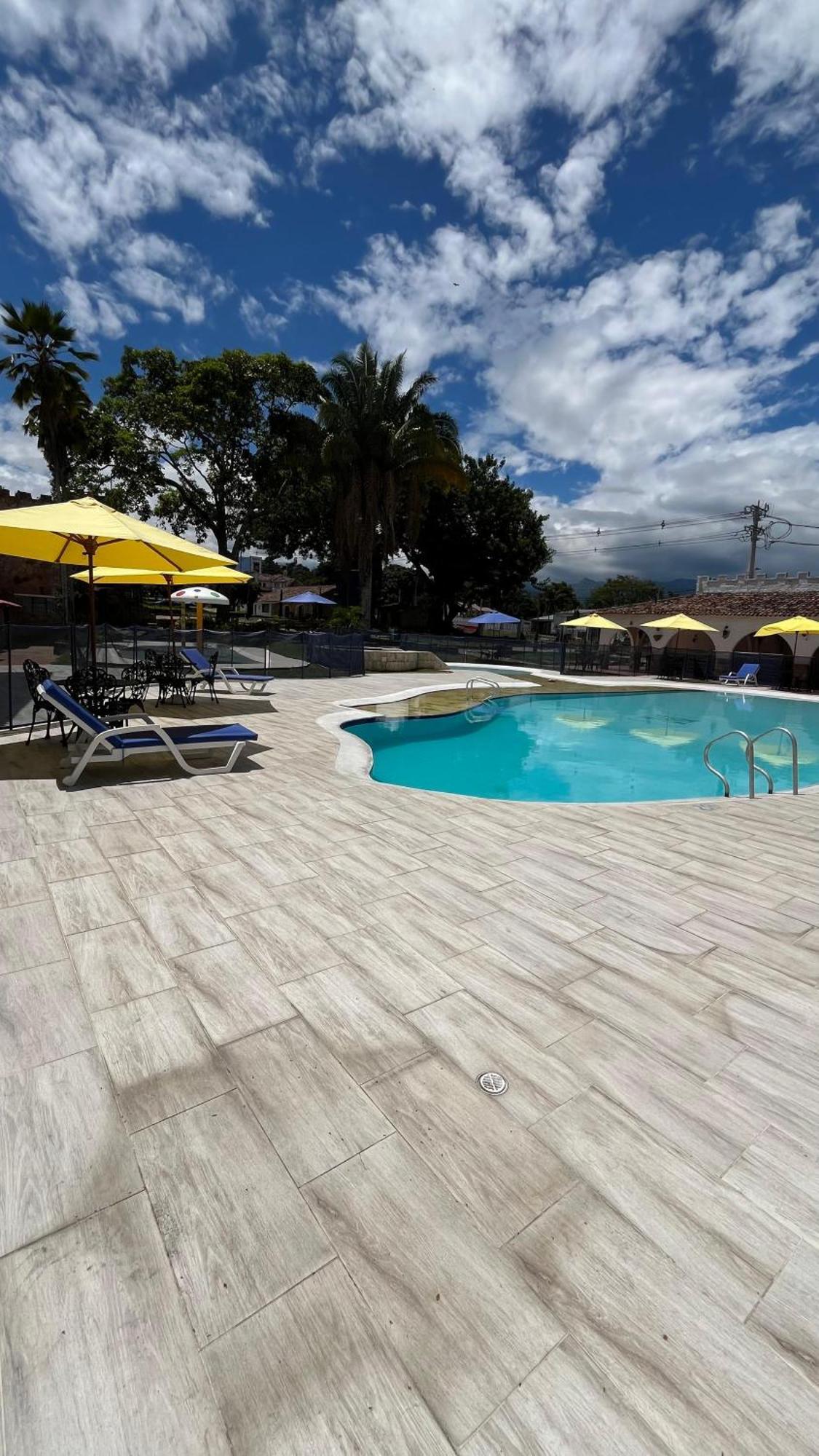 Hotel El Castillo Chinauta Ngoại thất bức ảnh